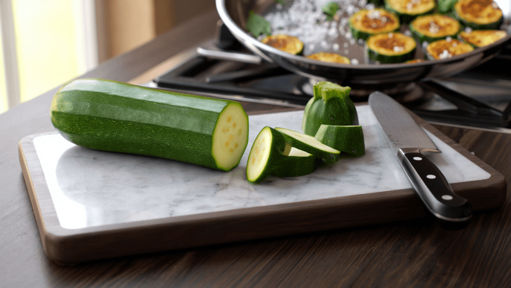 Manger la courgette crue ou cuite ? Avantages, idées reçues et astuces pour profiter de ses bienfaits