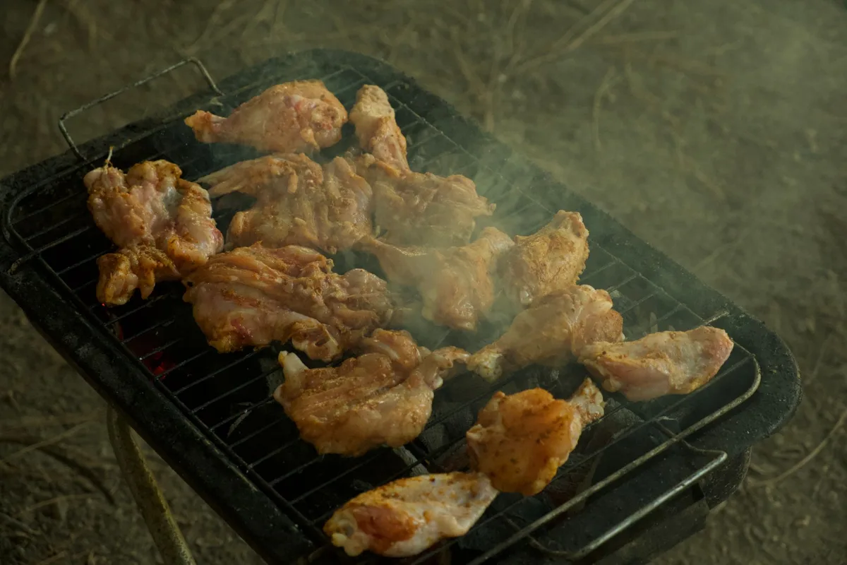 Poulet grillé au barbecue avec une croûte caramélisée dorée