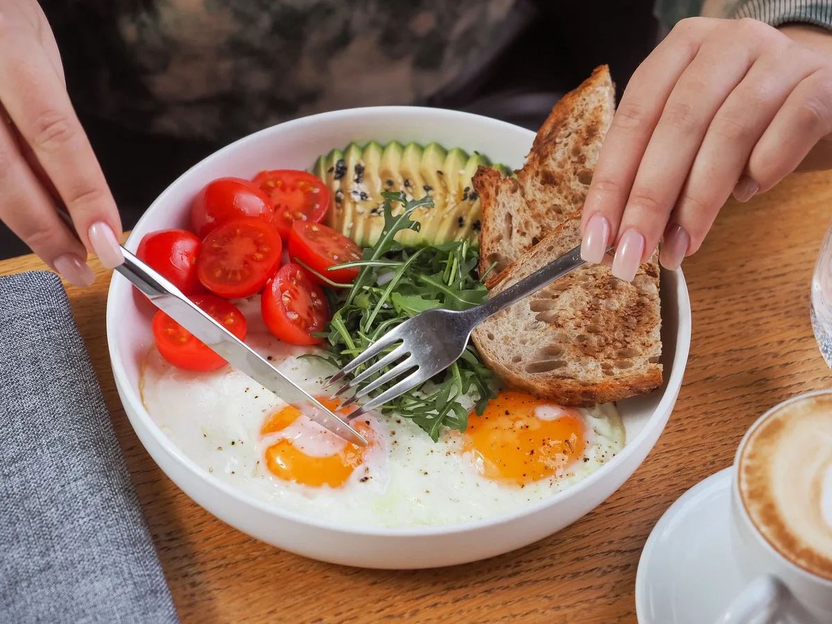 Petit-déjeuner équilibré avec protéines, fruits et céréales complètes