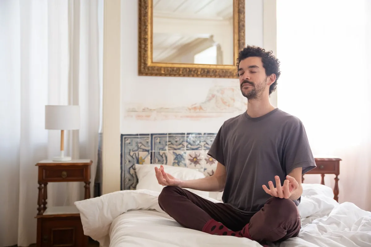 Personne en position de méditation ou de yoga au lever du jour