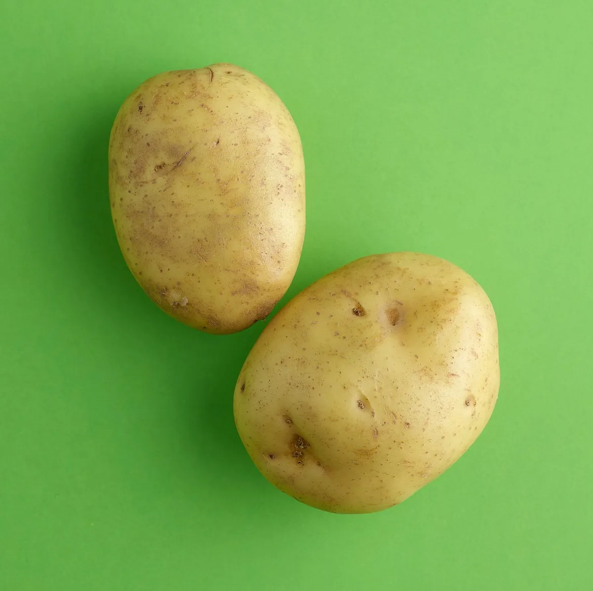Ingrédients frais pour salade de pommes de terre : pommes de terre tranchées, anchois, olives et herbes aromatiques