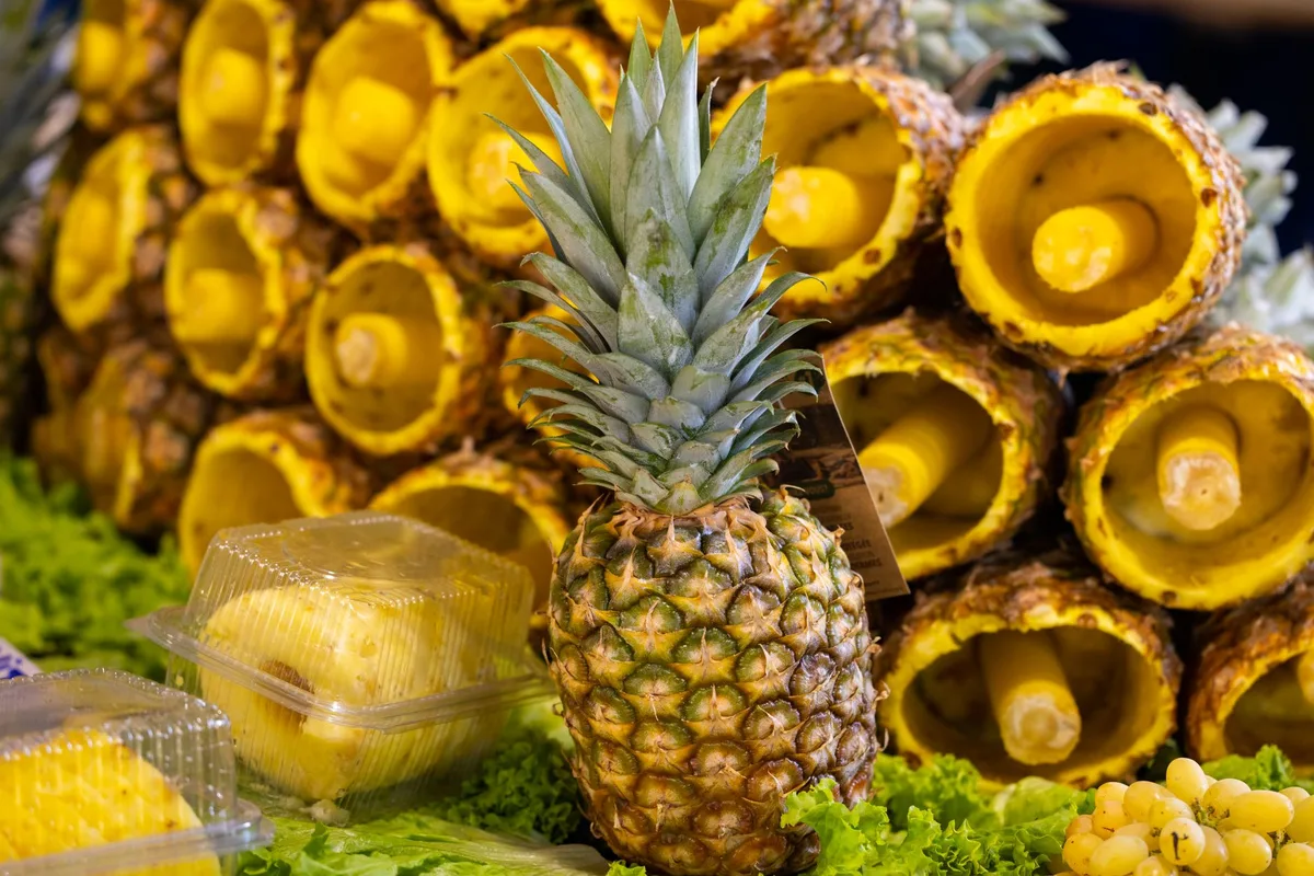 Cœur d'ananas frais, partie la plus riche en broméline pour attendrir la viande
