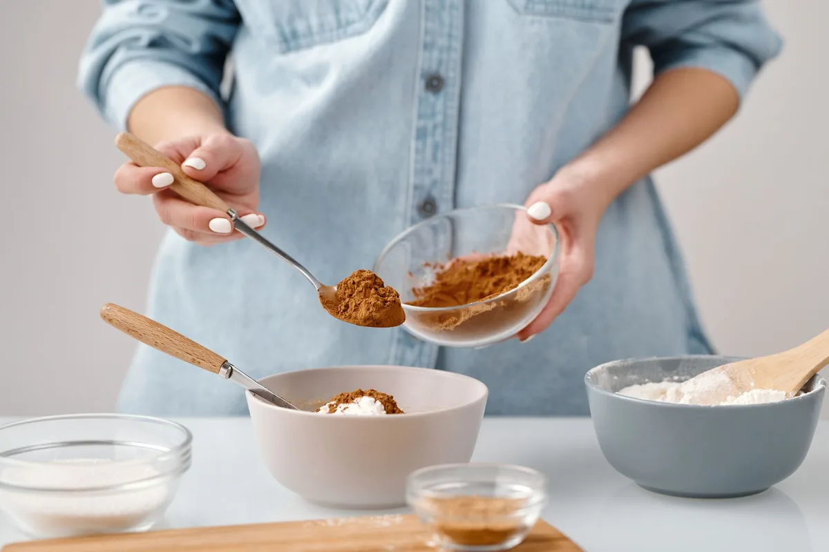 Ingrédients et cuillères de mesure pour préparer un mélange d'épices maison