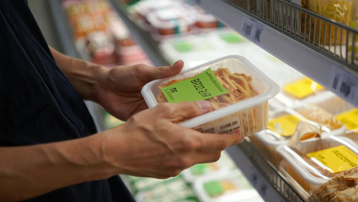 Comment interpréter les dates sur les emballages ? — La lecture des mentions obligatoires aide à distinguer sécurité et qualité. La Date de Durabilité Minimale indiquée par la formule « à consommer de préférence avant » signale une perte possible de