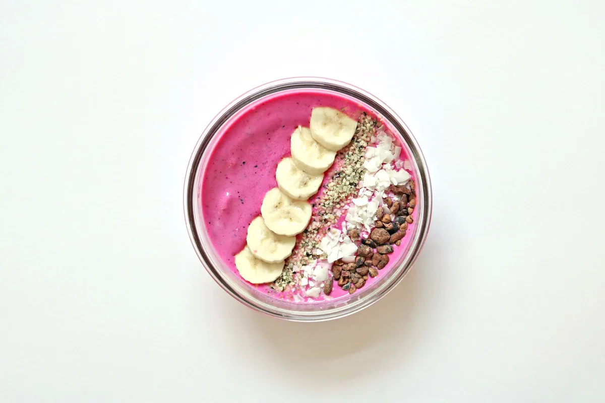 Bol de petit-déjeuner avec graines de chia, fruits et yaourt