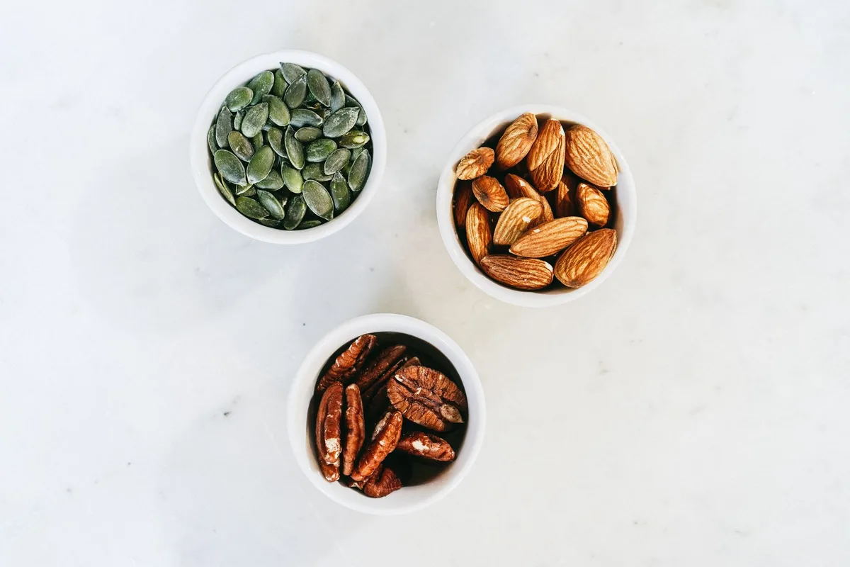 Assortiment d'aliments riches en oméga-3 : graines, noix et poisson