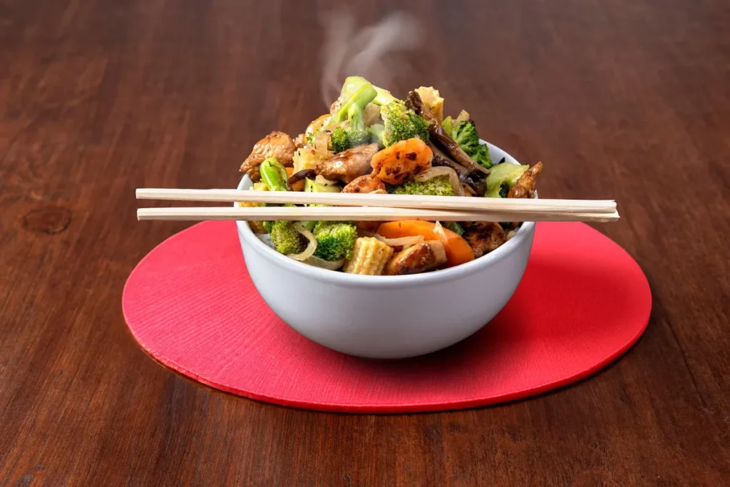 Bol de riz blanc cuit à la vapeur au micro-ondes, grains détachés et moelleux