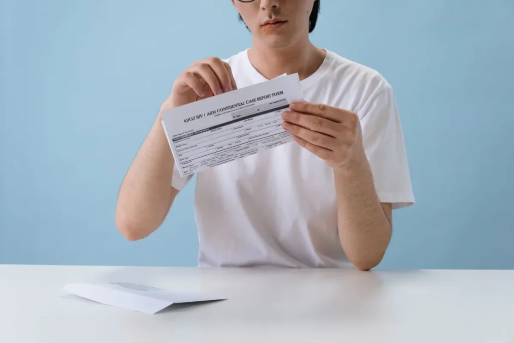Rapport de test sanguin avec résultats lipidiques et stéthoscope médical