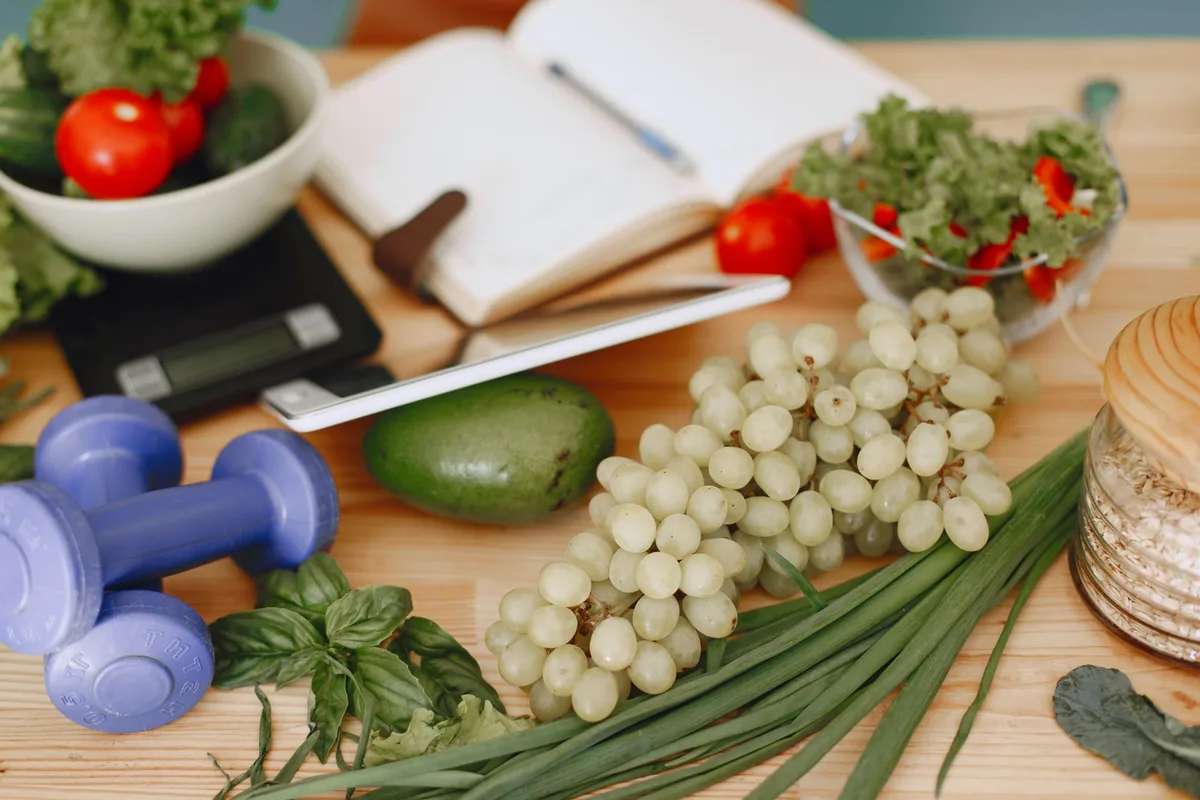 Planification de repas équilibrés avec légumes, protéines et céréales complètes sur un bloc-notes
