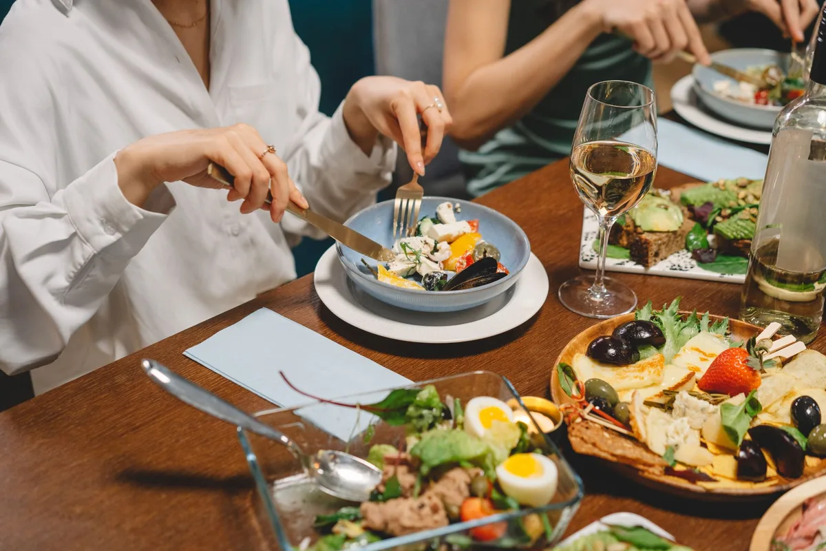 Personne mangeant lentement avec une fourchette, savourant son repas de fête