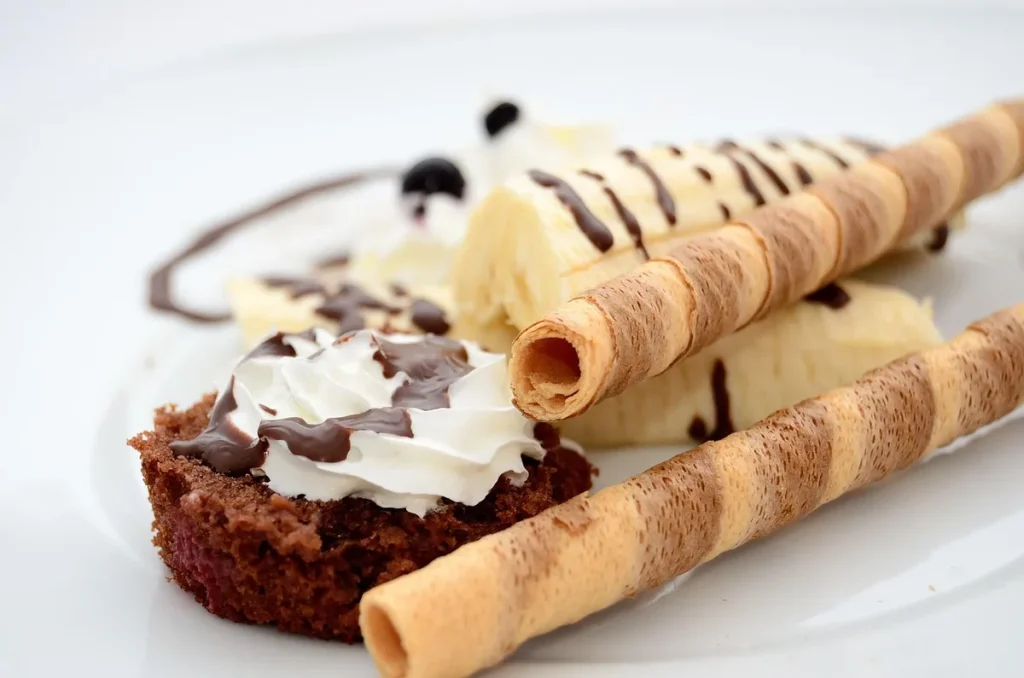 Morceau de chocolat noir sur une surface en bois avec poudre de cacao
