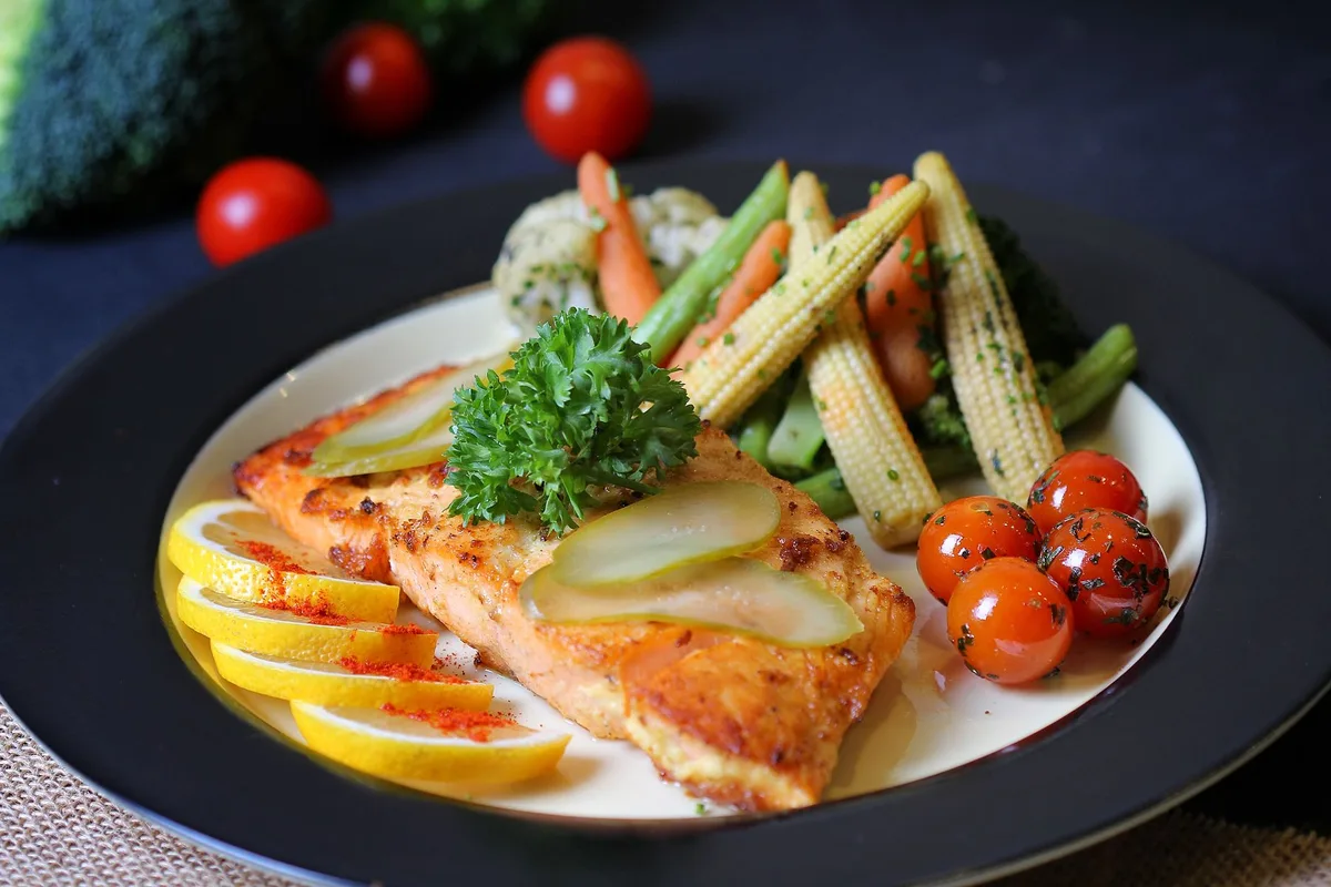 Assiette équilibrée avec légumes, protéines et glucides complexes