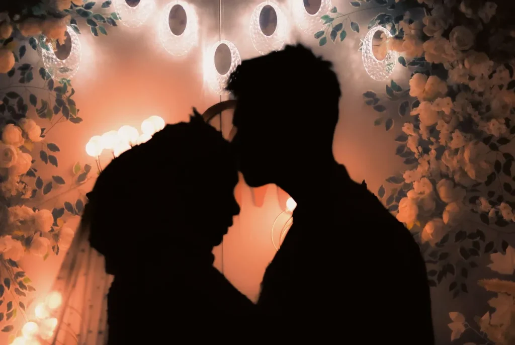 Couple de mariés en silhouette, vêtus élégamment, rayonnant de confiance le jour du mariage
