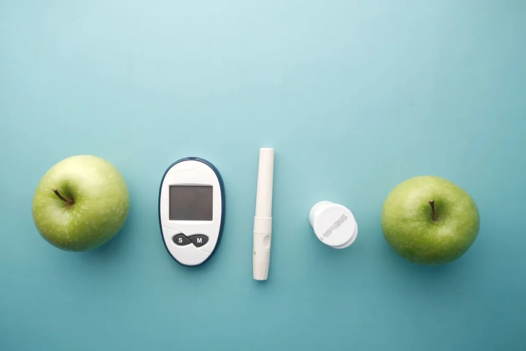 Personne consultant des résultats d'analyses médicales et un plan nutritionnel sur un bureau bien éclairé