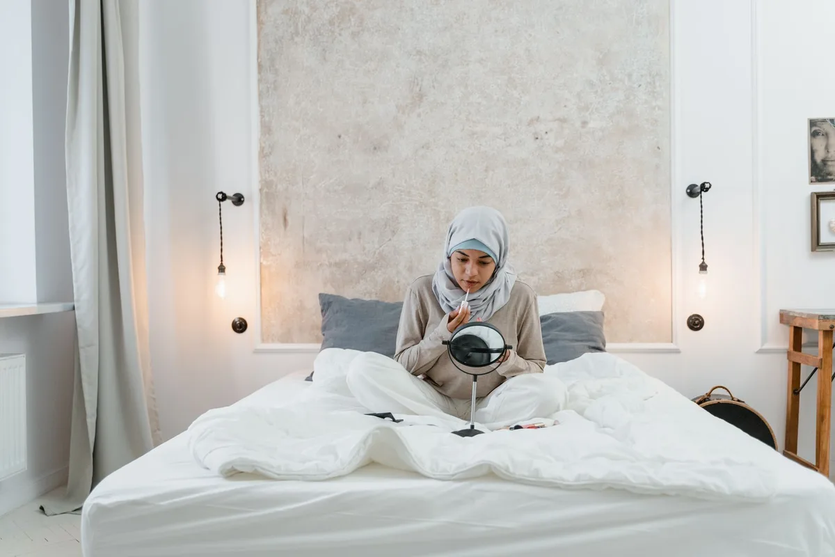 Femme observant sa silhouette dans un miroir en lumière naturelle du matin