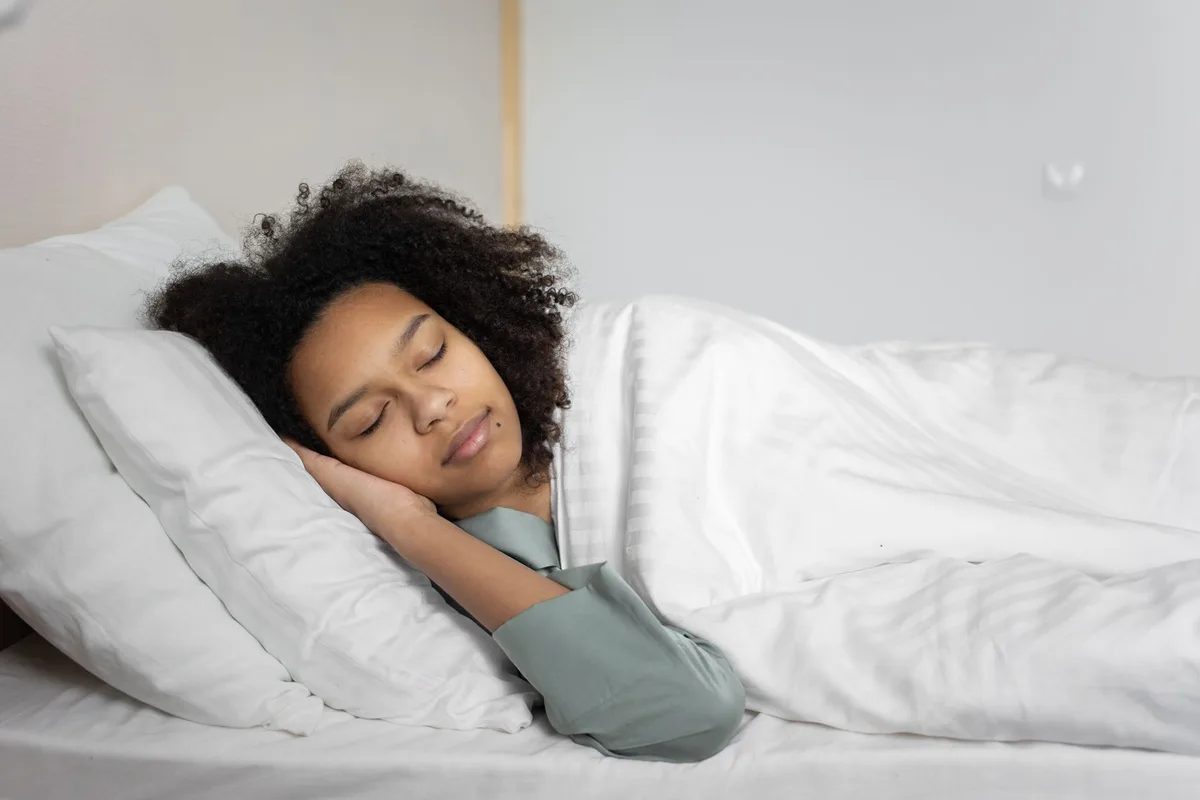 Personne dormant paisiblement dans une chambre sombre