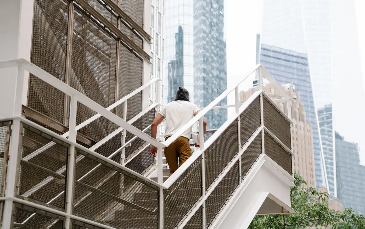 Personne montant les escaliers au lieu de prendre l'ascenseur