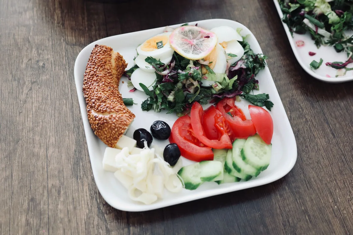 Assiette équilibrée avec légumes et protéines sur plan de travail