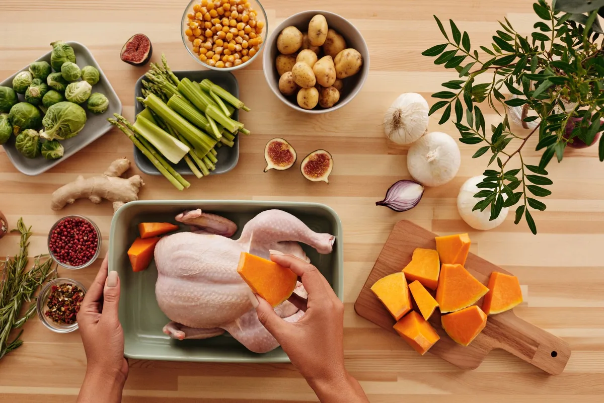 Assiette équilibrée avec protéines, légumes colorés et bonnes graisses pour la récupération post-partum