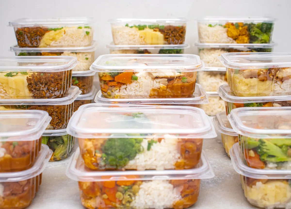 Préparation en batch cooking avec plusieurs portions de plats congelés étiquetés et prêts à consommer