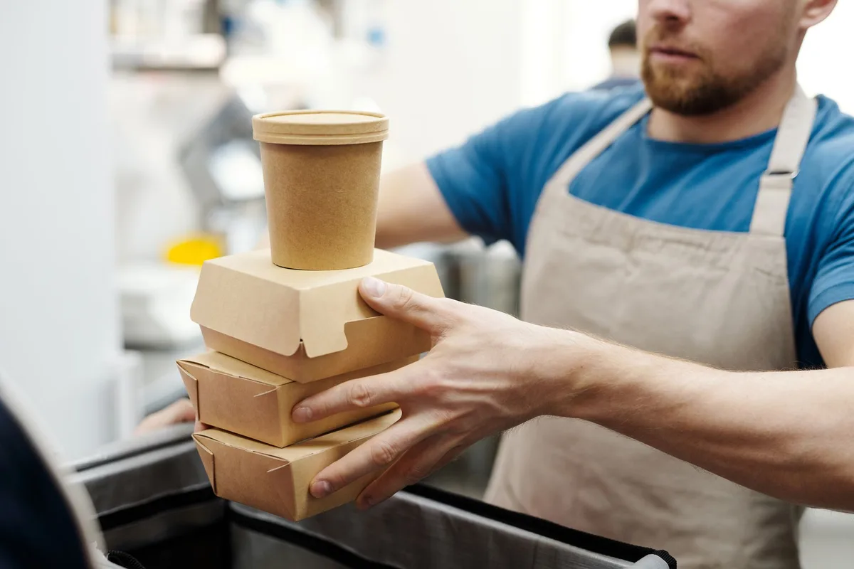 Des portions de repas congelés étiquetées rangées dans un congélateur bien organisé