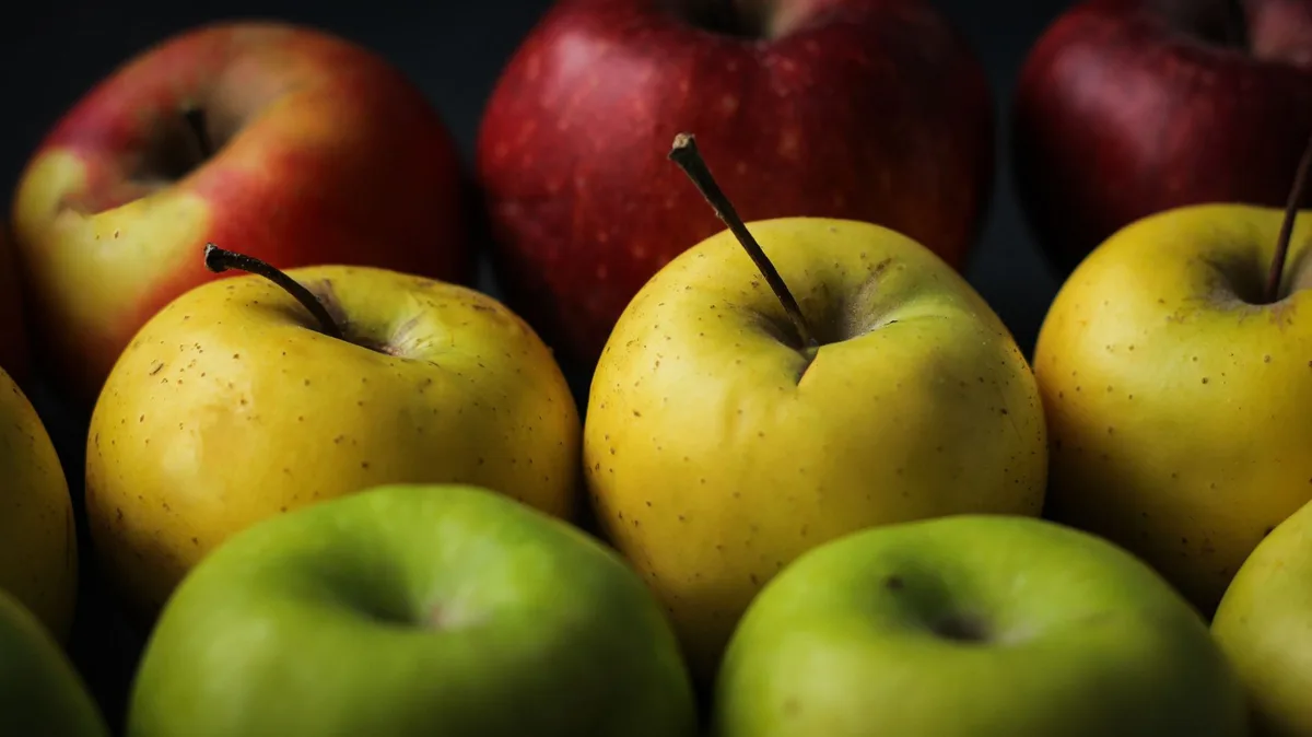 Différentes variétés de pommes fraîches sélectionnées pour la pâtisserie