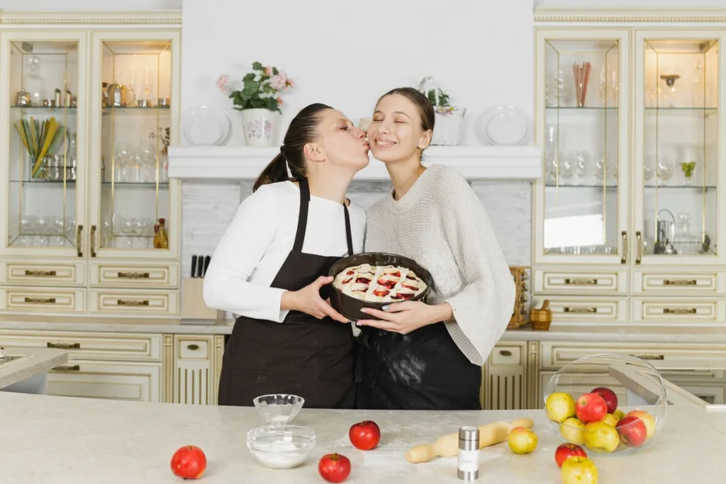 Mains préparant une pâte à tarte avec des pommes fraîches sur un plan de travail enfariné