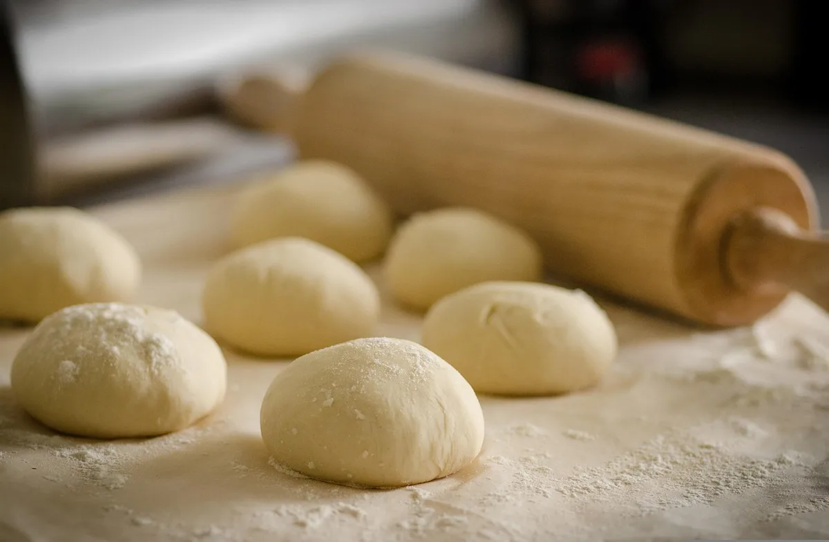 Pain humidifié avec un pinceau avant cuisson au four