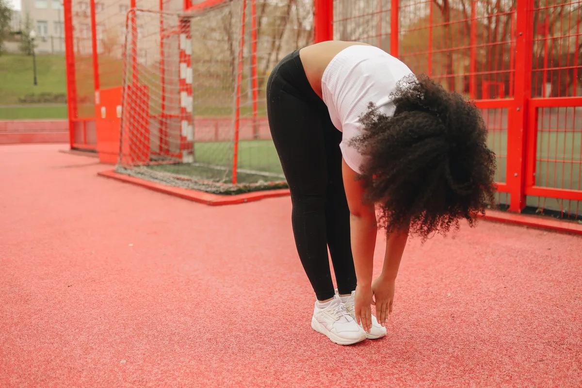 Femme pratiquant une activité physique régulière pour réduire les symptômes prémenstruels