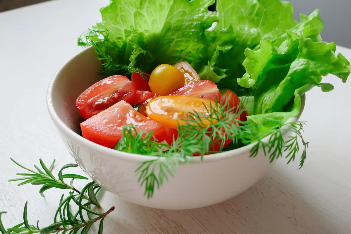 Salade colorée avec légumes verts frais et protéines maigres