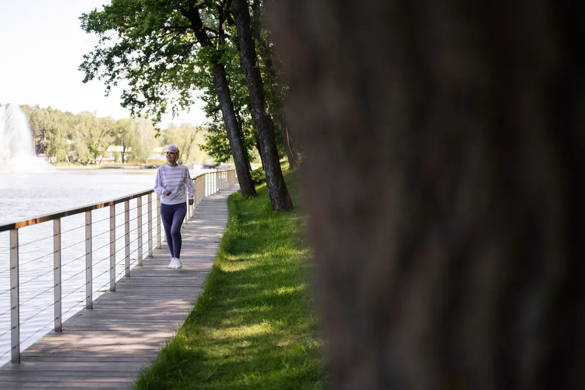 Femme marchant en nature pour stimuler son métabolisme