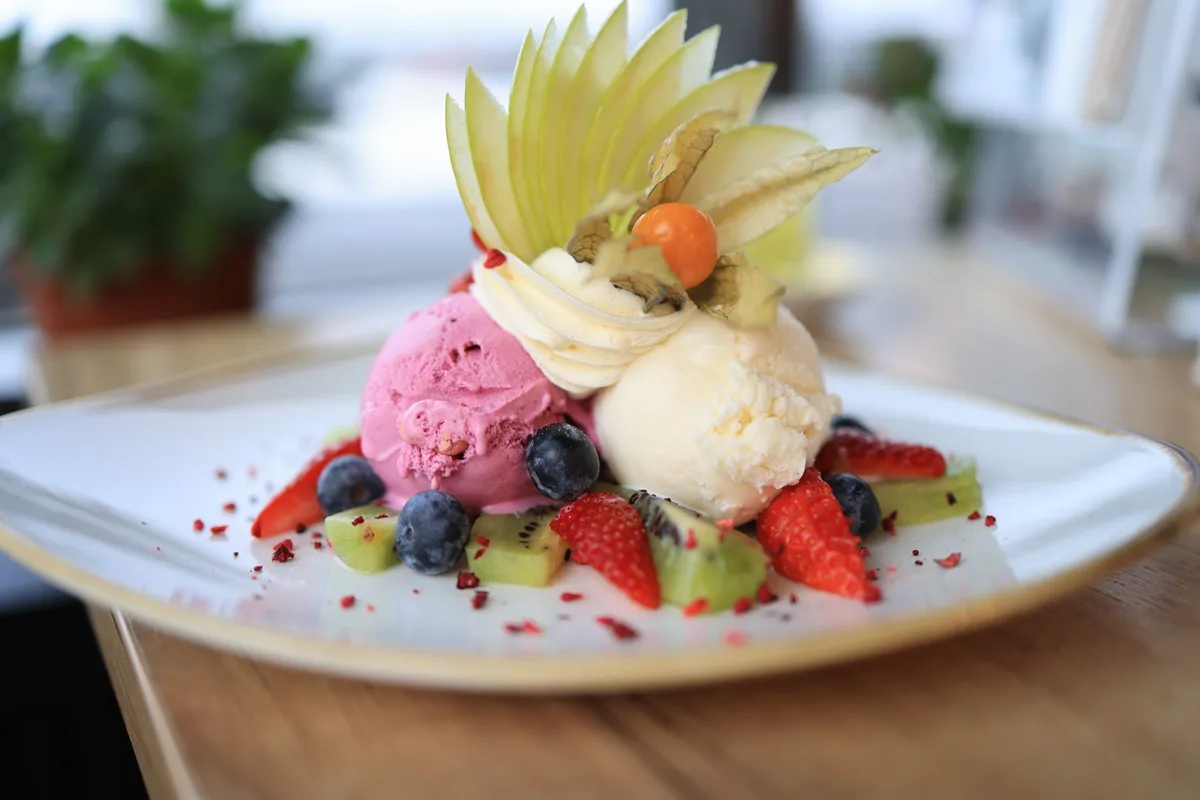 Préparation d'une nice cream au mixeur avec des fruits congelés