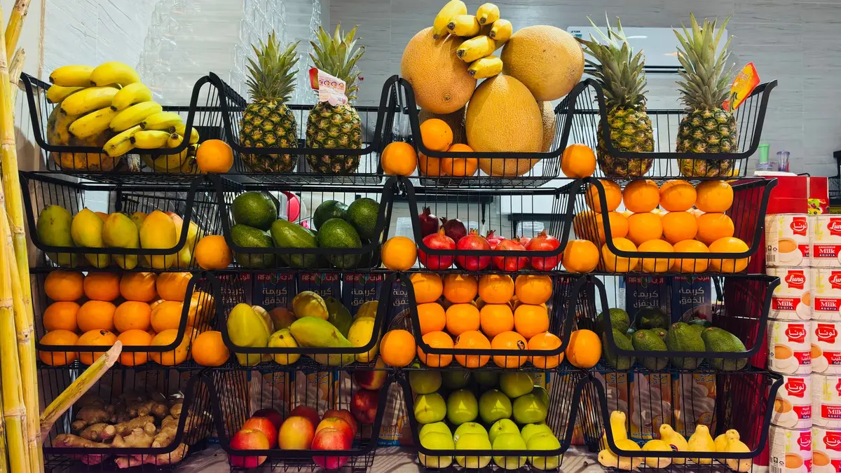 Assortiment de fruits frais : mangue, banane, melon et pastèque