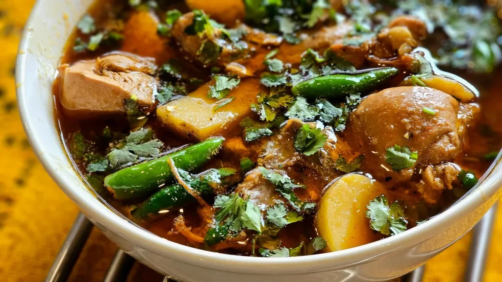 Ragoût de poulet mijoté au vin rouge avec légumes dans une cocotte rustique