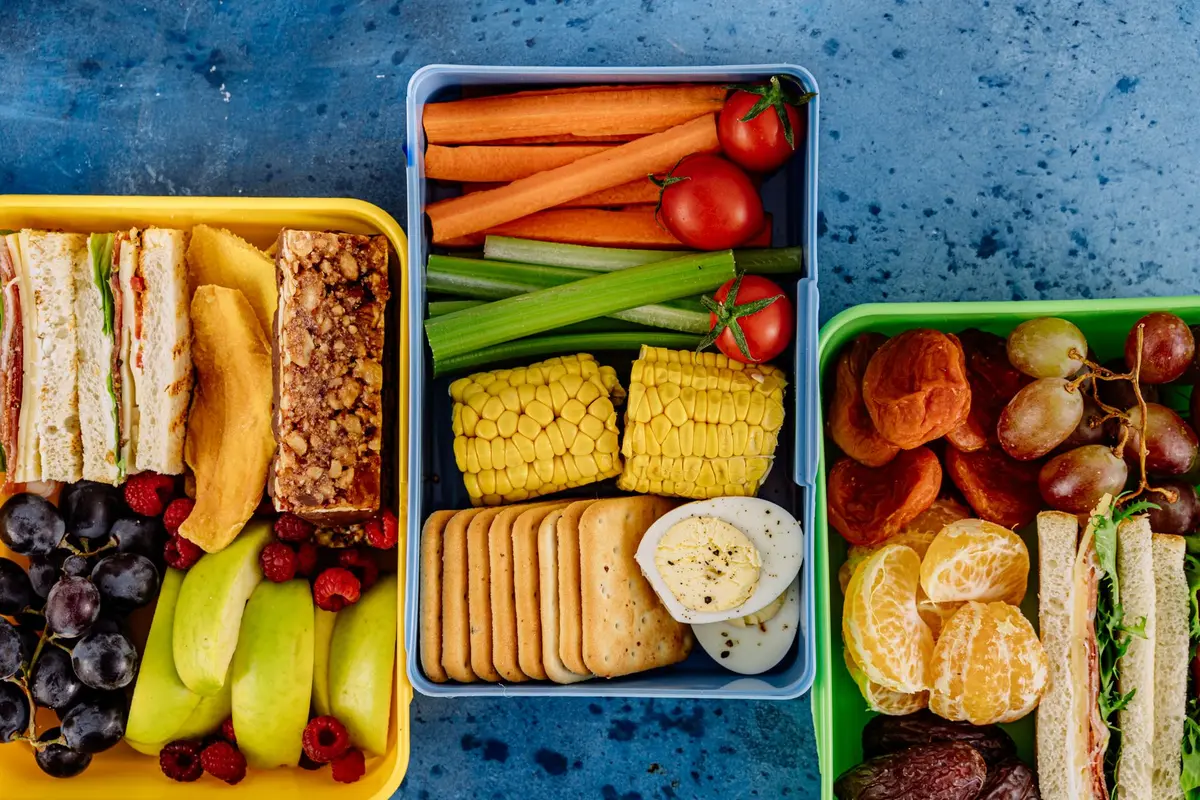 Préparation d'aliments sains : légumes frais, fruits et protéines maigres sur un plan de travail