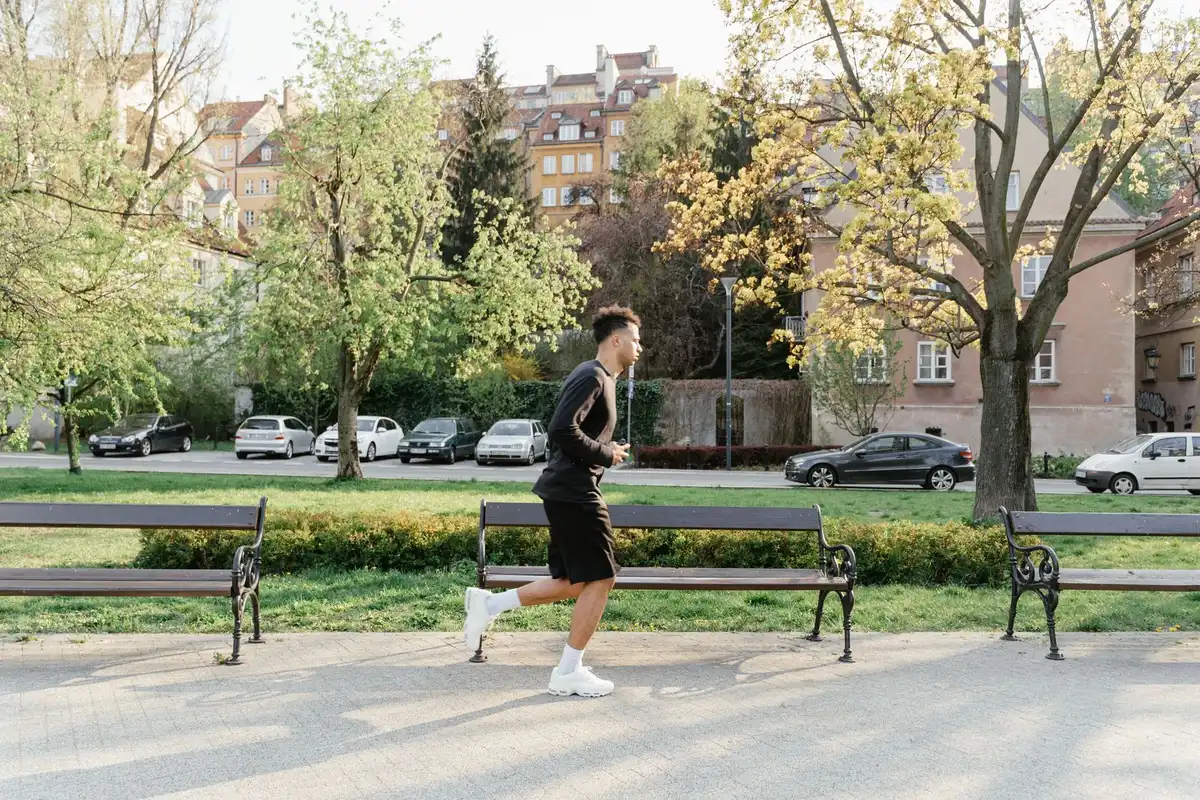 Personne en train de faire de l'exercice physique en plein air, symbole d'une routine saine