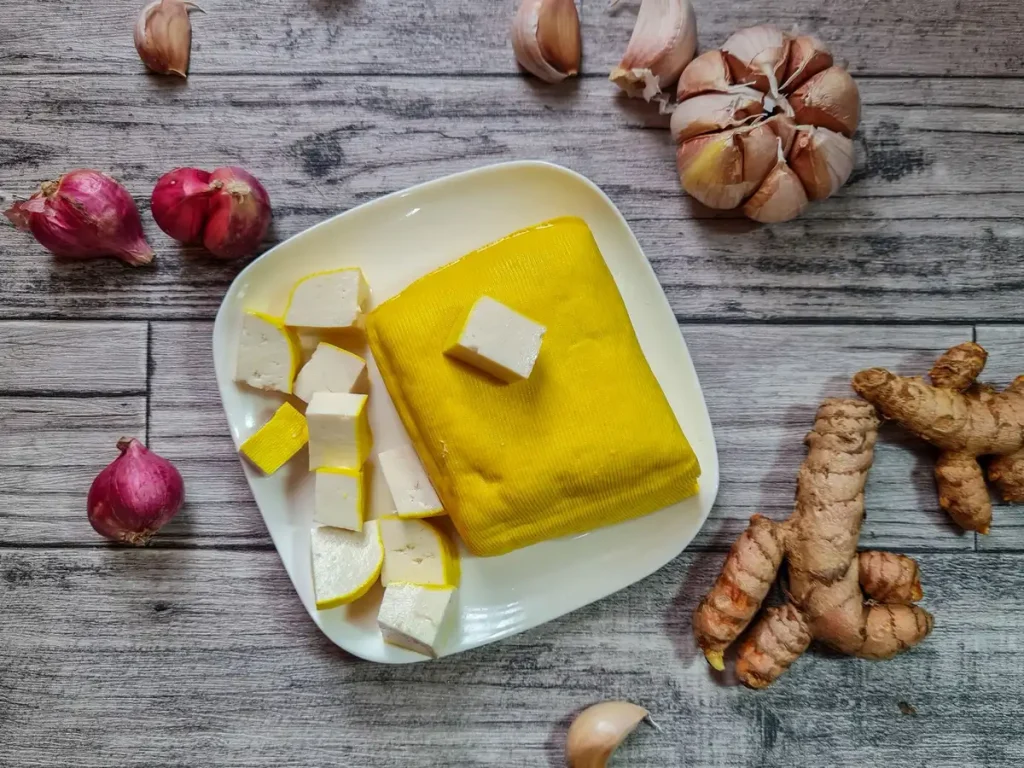 Ingrédients à base de soja et légumes frais disposés sur un plan de travail de cuisine