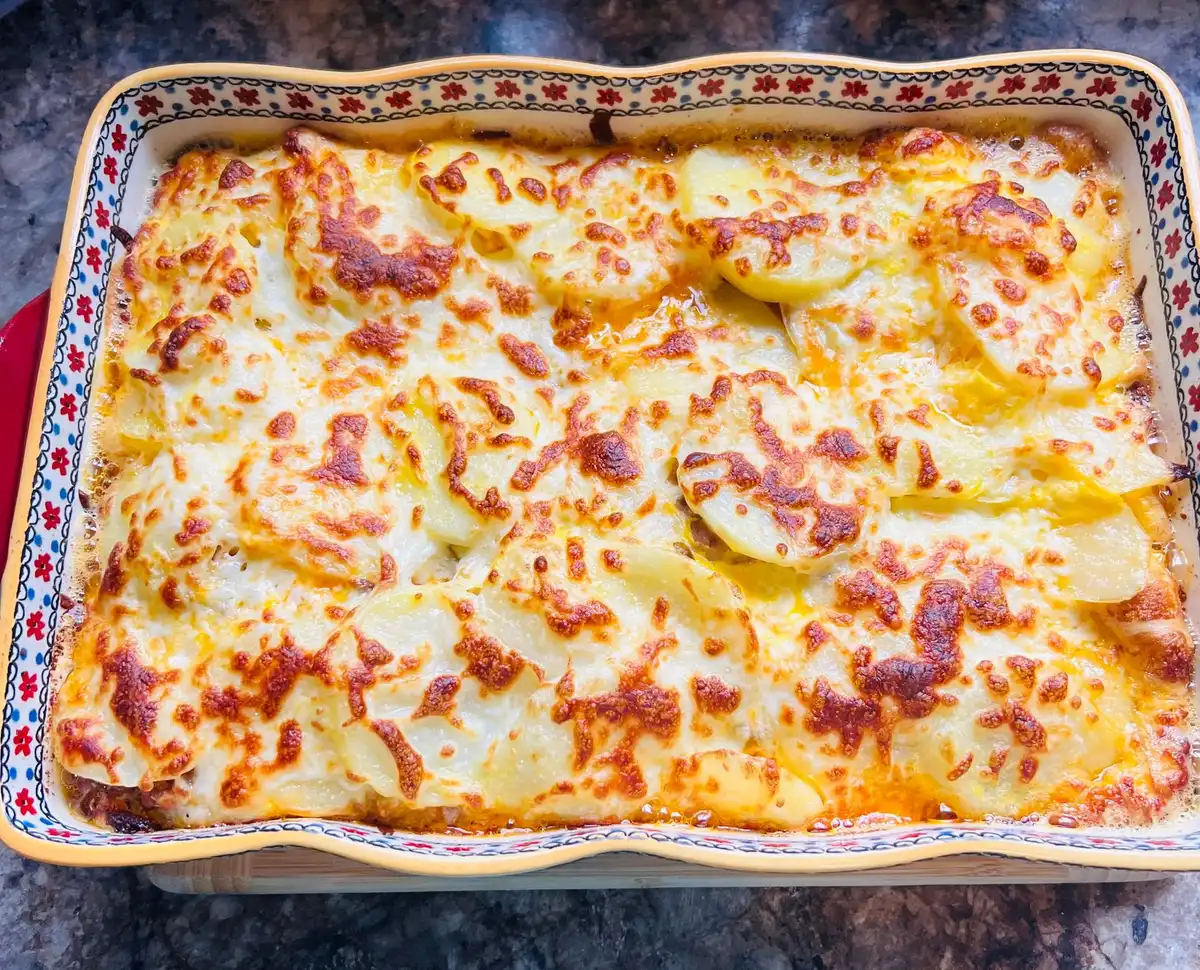 Gratin de courgettes zébrées en cuisson, montrant la tenue et la texture des tranches