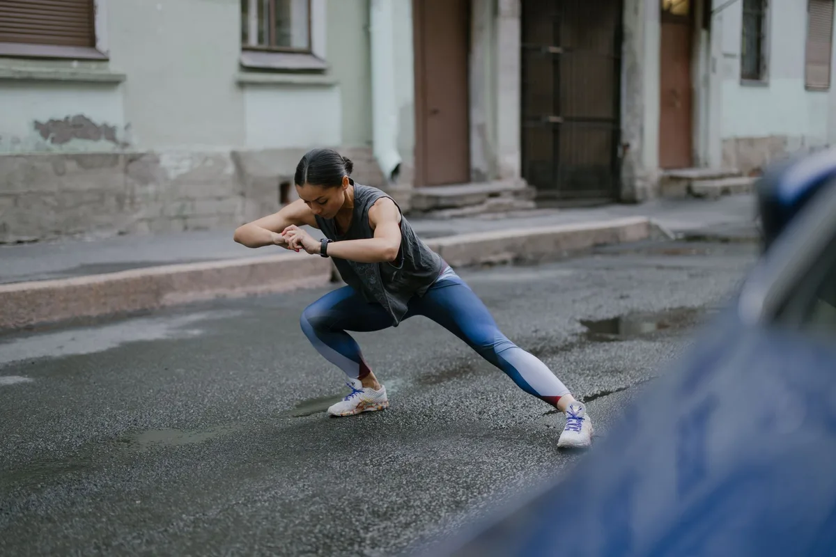 Femme effectuant un exercice de renforcement musculaire ou cardio