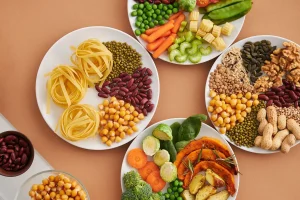 Préparation de repas sains avec légumes frais et protéines maigres sur un plan de travail