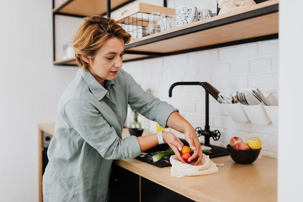 Femme préparant un repas équilibré dans une cuisine moderne