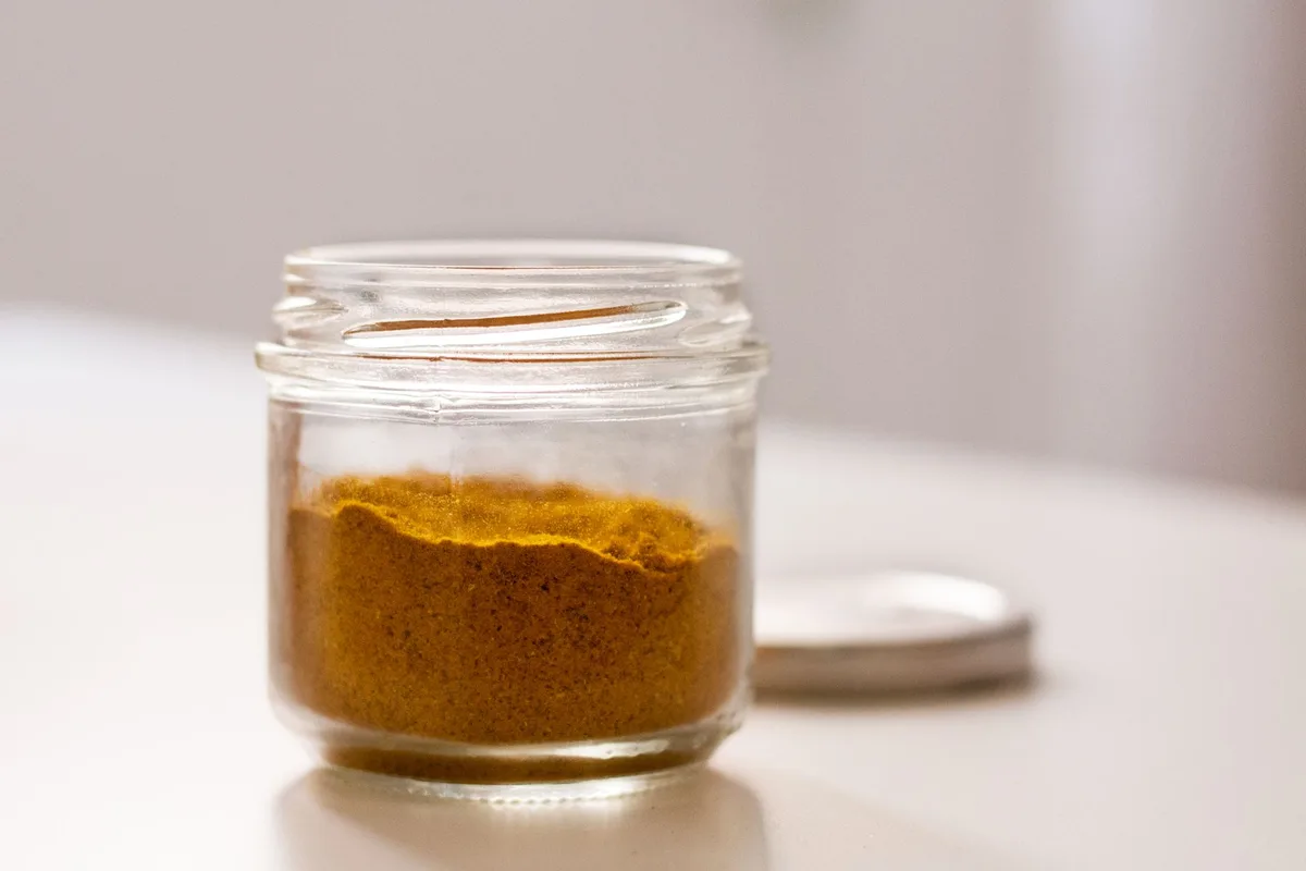 Bocal de poudre de curry de bonne qualité avec des épices visibles
