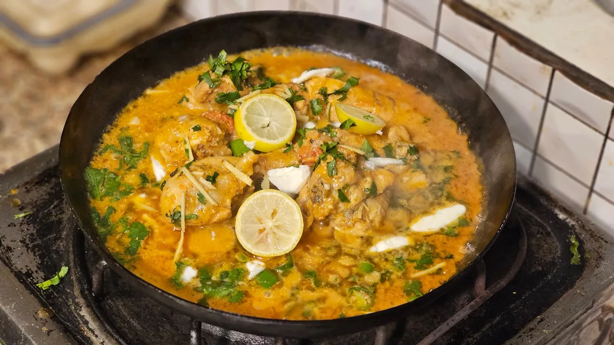 Préparation d'un curry maison dans une poêle avec oignons et épices