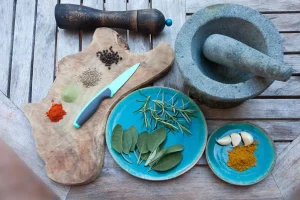 Poudre de curry et épices dans des récipients sur un plan de travail de cuisine