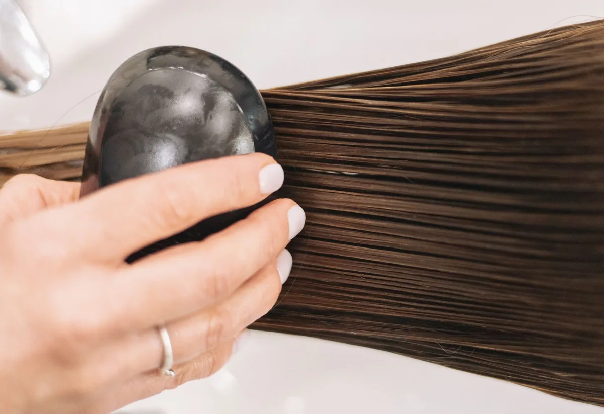 Cheveux brillants et renforcés après application de henné naturel