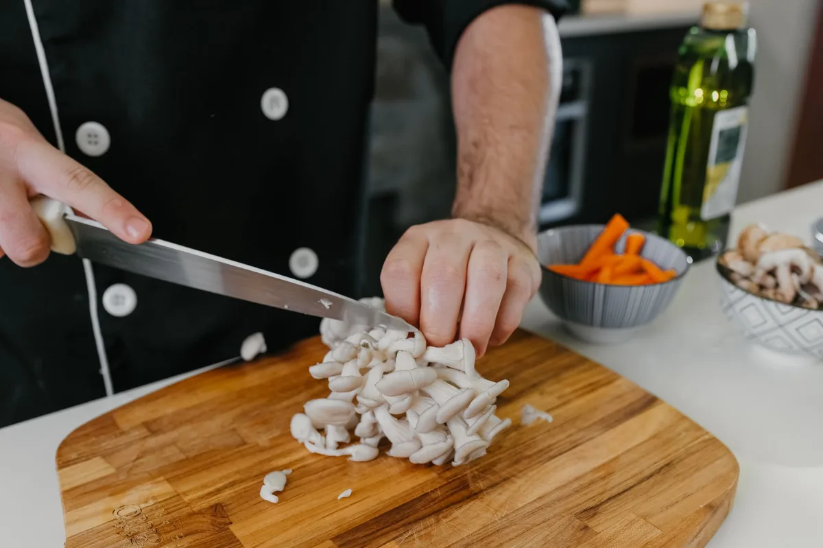 Champignons à la grecque dans l'huile d'olive avec herbes fraîches et citron