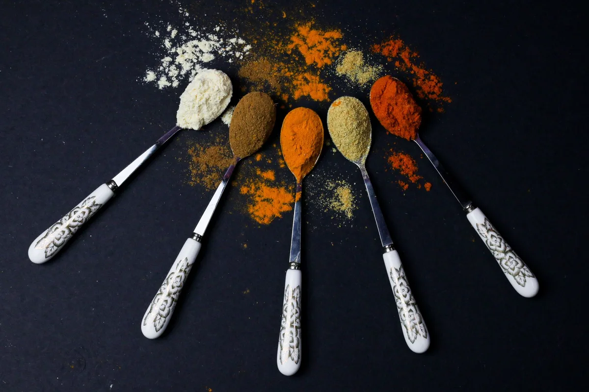 Différentes épices en poudre et graines pour préparer le chana masala