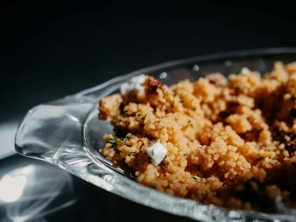 Semoule de couscous aérée et bien égrainée à la fourchette