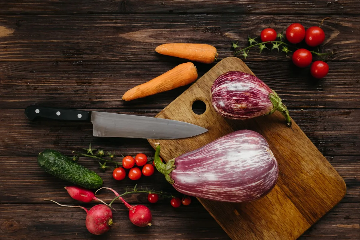 Légumes de saison variés coupés en morceaux : carottes, poivrons, courgettes, tomates