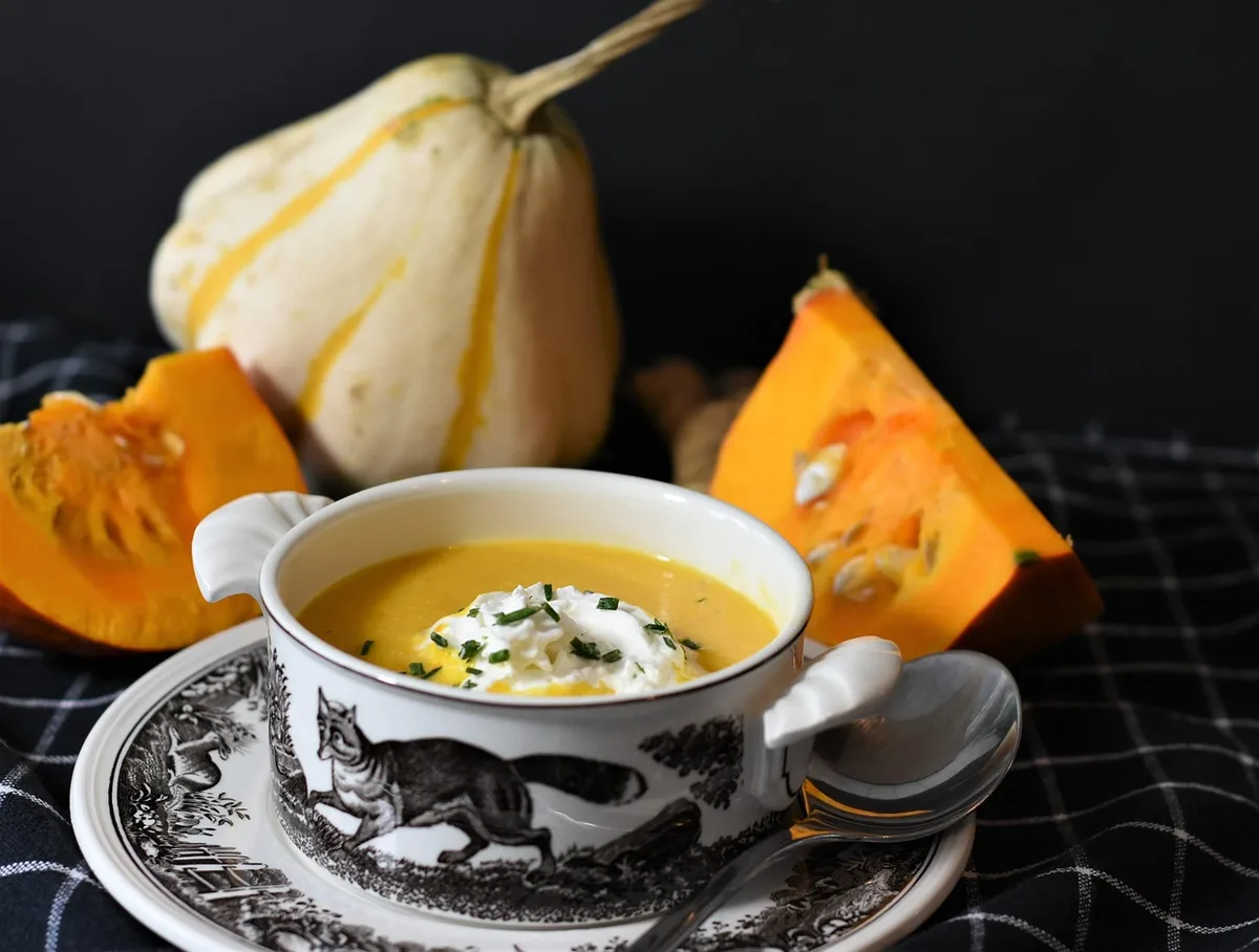 Sauce curry coco crémeuse mijotant dans une casserole avec lait de coco et épices